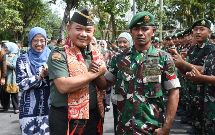 Kasad Jenderal TNI Dudung Abdurachman bersama prajurit Yonif MR 413/Bremoro di Solo, Jateng, Jum'at (14/7)