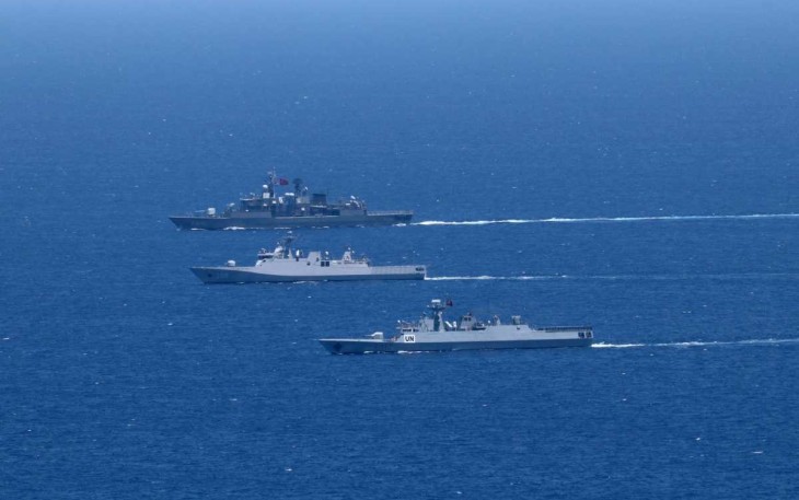 KRI Frans Kaisiepo-368 saat bermanuver di laut Mediterania 