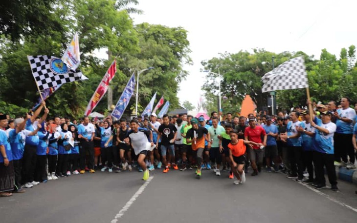 Campaign Run Bersinar di Alun-alun Kabupaten Tulungagung 