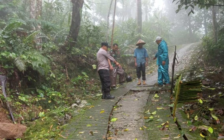 Babinsa Koramil 0806/07 Watulimo saat meninjau lokasi tanah retak
