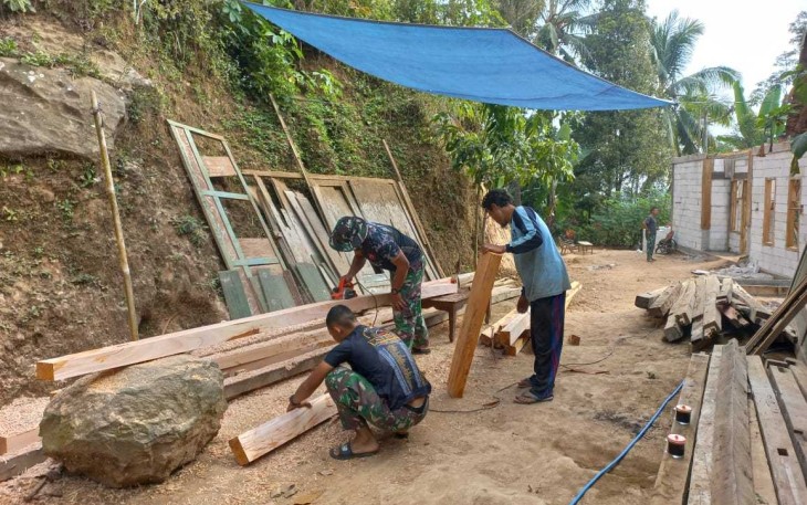 Pembuatan kusen RTLH di lokasi TMMD ke 117 Kodim 0803/Madiun, Senin (17/7)