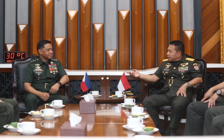 Kasad Jenderal TNI Dudung Abdurachman saat menerima courtesy call Kasad Philipina Lieutenant General Romeo S Brawner Jr, di Mabesad Jakarta, Senin (17/7)
