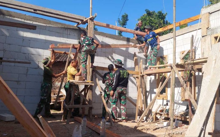 Rangkaian kuda-kuda RTLH bapak Sugeng mulai dikerjakan, Selasa (18/7)