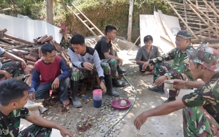 Suasana keakraban satgas TMMD bersama warga di lokasi, Selasa (18/7)
