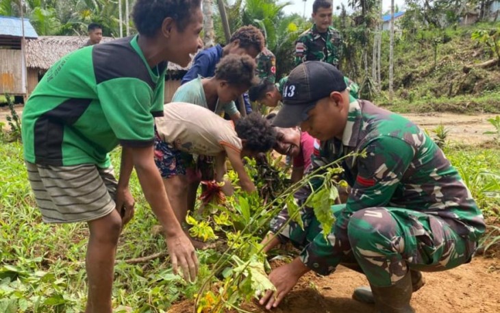 Satgas Yonif 143/TWEJ Bersama Siswa SD Darurat saat Gotong Royong