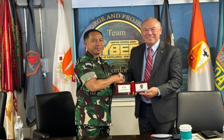 Wakasad Letjen TNI Agus Subiyanto saat memberikan cenderamata 