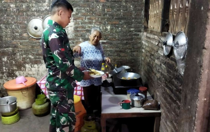 Bantu masak sarapan bersama satgas TMMD ke 117 Kodim 0803/Madiun, Rabu (19/7)