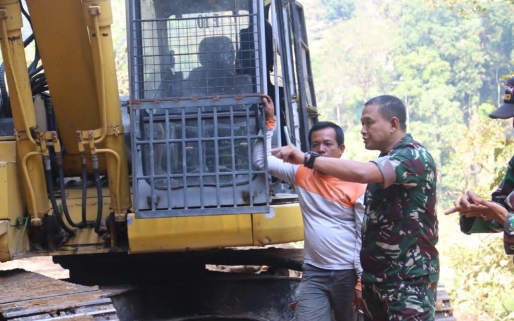 Dandim 0803/Madiun Letkol Inf Meina Helmi saat memberikan arahan operator alat berat di lokasi TMMD, Rabu (19/7)