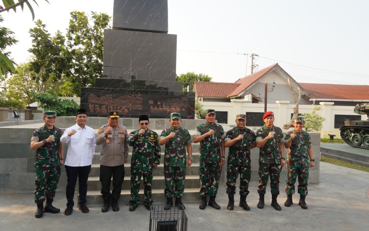 Kasad Jenderal TNI Dudung Abdurachman foto bersama di Tugu Perjuangan Kota Pekalongan, Jateng, Rabu (19/7)