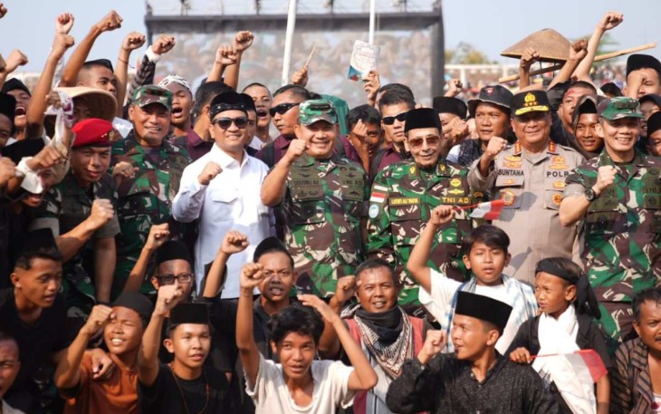 Kasad Jenderal TNI Dudung Abdurachman bersama masyarakat kota Pekalongan Jateng, Rabu (19/7)