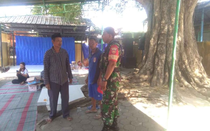 Serma Ristanto saat berbincang dengan juru kunci punden 