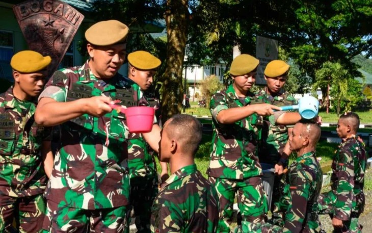 Danyonarmed 19/105 Trk Bogani Letkol Arm Edi Yulian Budiargo saat tradisi penyiraman prajurit masuk satuan, Kamis (20/7)
