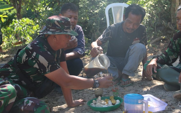 Kopi Kare lepaskan lelah satgas TMMD Madiun