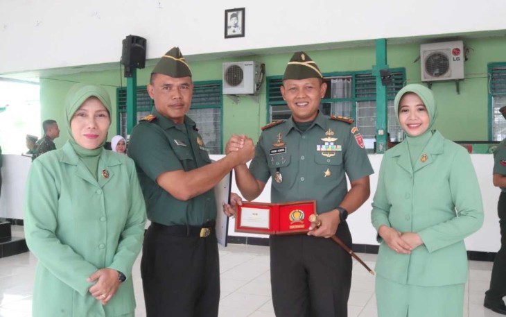 Dandim 1001/HSU-BLG Letkol Inf Dhuwi Hendradjaja saat memberikan cenderamata prajuritnya pindah satuan
