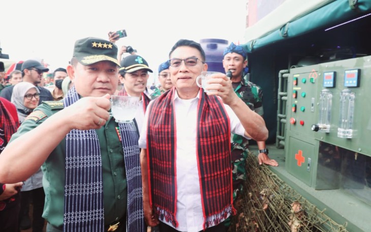 Kasad Jenderal TNI Dudung Abdurachman saat meninjau fasilitas air bersih di desa Lebak Gedong Kabupaten Lebak, Banten
