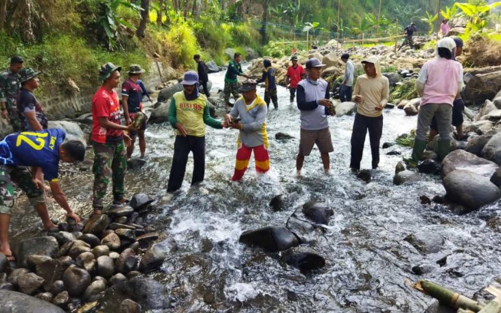 Langsir material pembangunan jembatan di lokasi TMMD ke 117 Kodim 0803/Madiun