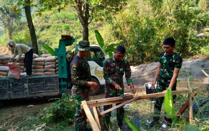 Pembuatan rangka besi jembatan 