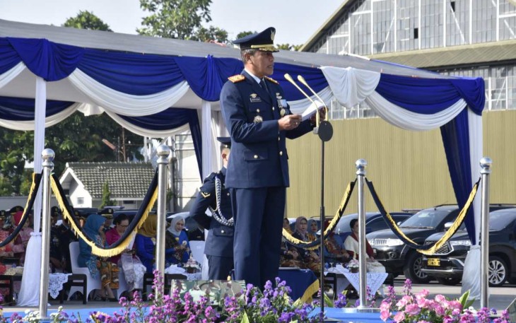 Wadan Koharmatau Marsma TNI Joseph Rizki Prabowo saat membacakan amanat Kasau dalam upacara peringatan Hari Bakti ke-76 TNI AU di Depohar 10 Lanud Husein Sastranegara Bandung, Sabtu (29/7)