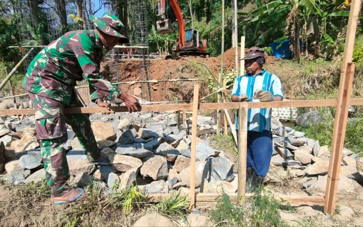 Ketelitian dalam pembuatan pondasi jembatan di lokasi TMMD Kodim Madiun