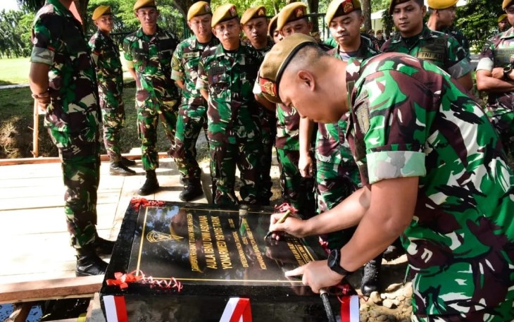 Danyonarmed 19/105 Trk Bogani Letkol Arm Edi Yulian Budiargo saat meresmikan aula Ibnu Dwi Asdiana, Sabtu (29/7)