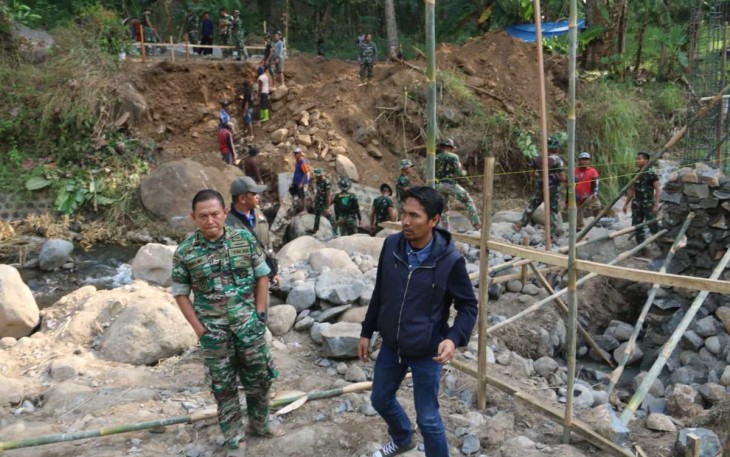 Dansatgas TMMD Kodim Madiun Letkol Inf Meina Helmi saat meninjau progres pekerjaan jembatan