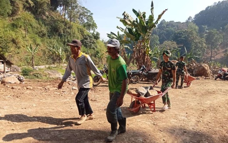 Kekompakan warga dan TNI di lokasi TMMD 