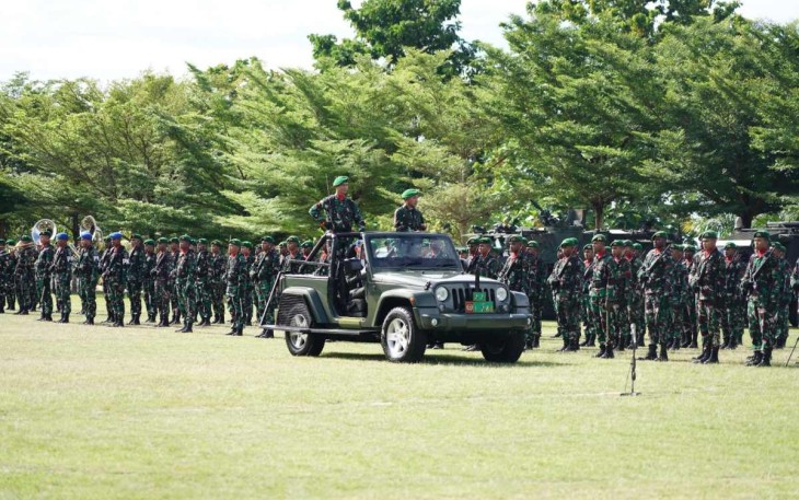Pangdam Kasuari Mayjen TNI Gabriel Lema saat inspeksi pasukan Komcad, Senin (31/7)