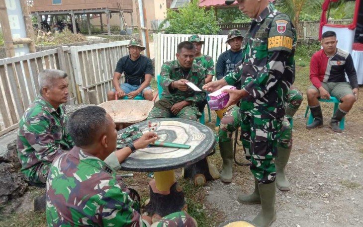 Pemeriksaan kesehatan anggota satgas dan warga di lokasi TMMD 