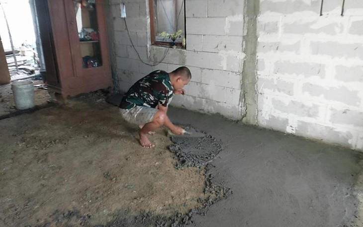 Plesteran lantai RTLH bapak Suratmin 