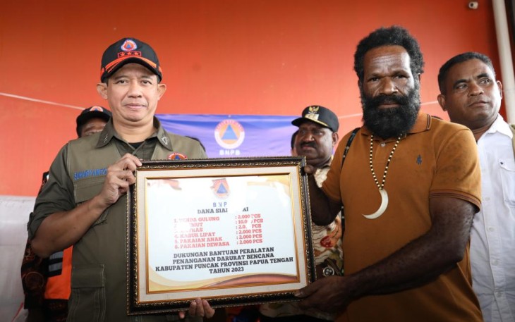 Kepala BNPB Letjen TNI Suharyanto saat menyerahkan bantuan logistik di Timika Papua Tengah, Rabu (2/8)
