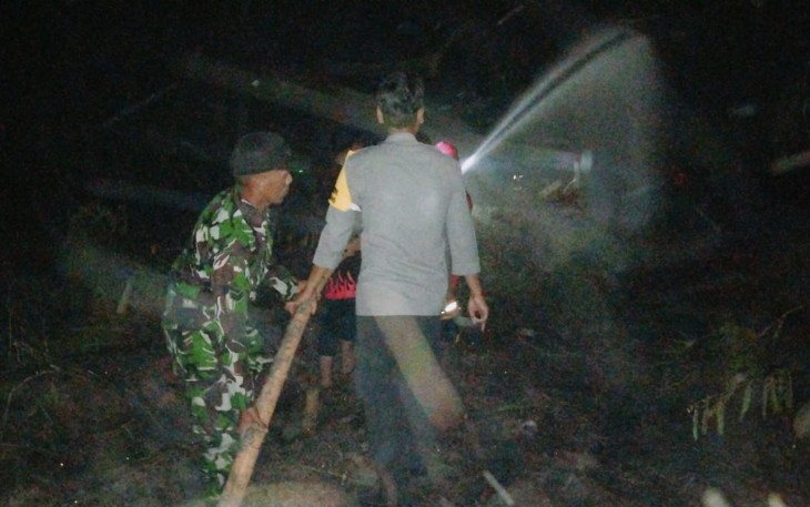 Pemadaman lokasi lahan gambut di Awang Desa Teluk Masjid Kabupaten Balangan