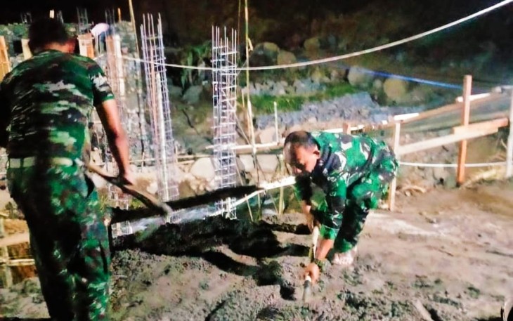 Danrem 081/DSJ Kolonel Inf H. Sugiyono mengaduk pasir n semen di lokasi TMMD ke 117 Kodim 0803/Madiun