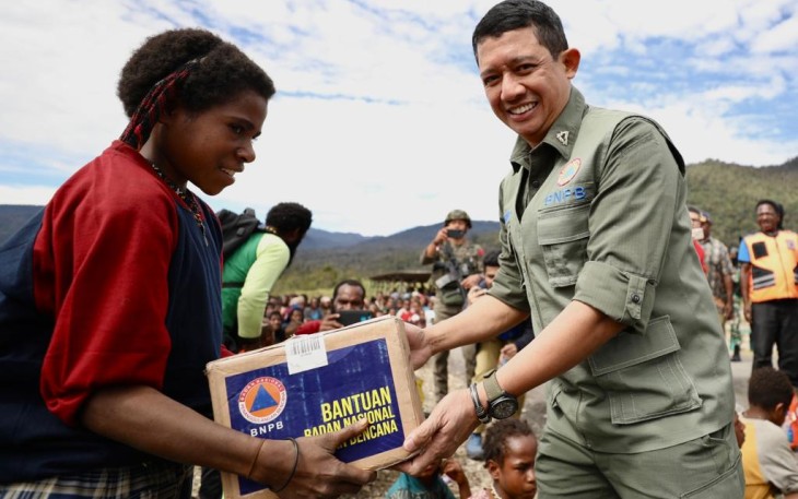 Kepala BNPB Letjen TNI Suharyanto saat memberikan bantuan logistik di Kabupaten Puncak.Kamis (3/8)