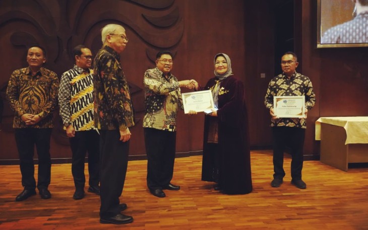 Walikota Blitar Santoso Saat Menerima Penghargaan