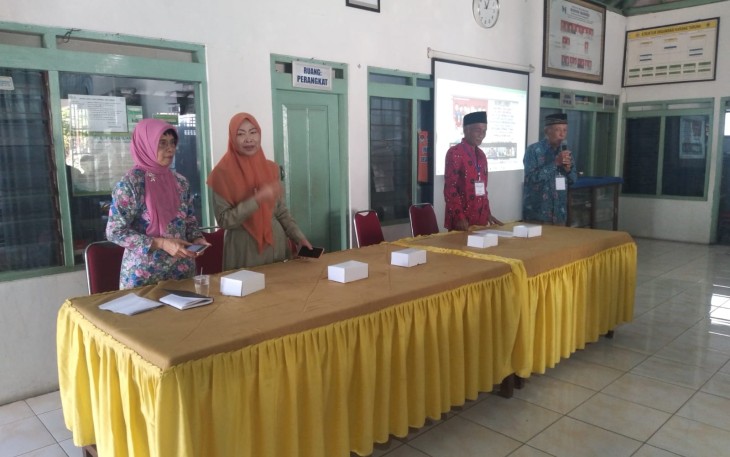 Suasana kegiatan sekolah lansia Senja Berseri