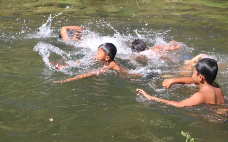 Anak-anak mandi di sungai Kare lokasi TMMD Kodim Madiun, Jum'at (4/8)