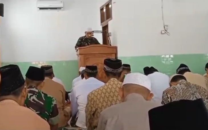 Danramil Besuki Lettu Inf Khoirudin saat memberikan kutbah Jum'at 