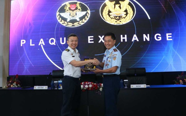 CAF RSAF Major General Kelvin Boon Leong saat memberikan cenderamata ke Danseskoau Marsda TNI Elianto Susetio di Seskoau Lembang, Bandung, Jum'at (4/8)