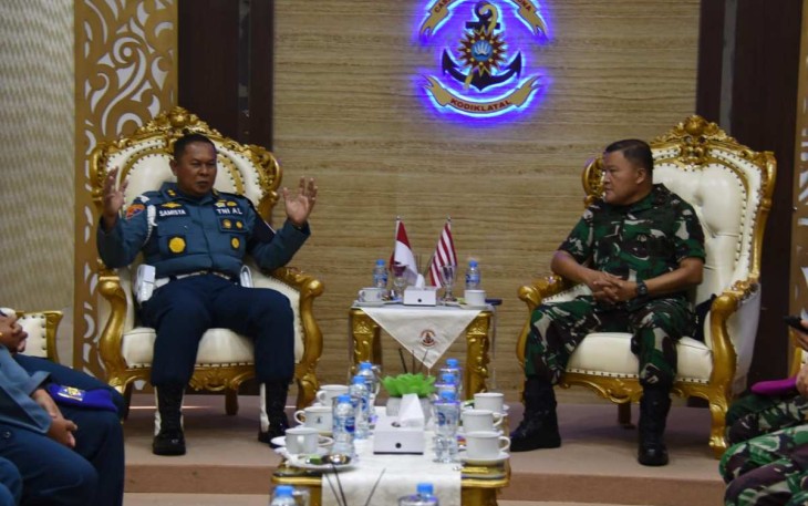 Wadan Kodiklatal Laksamana Muda TNI Supardi saat menerima kunjungan Danpuspomal Laksda TNI Sasmita di Surabaya, Jum'at (4/8)