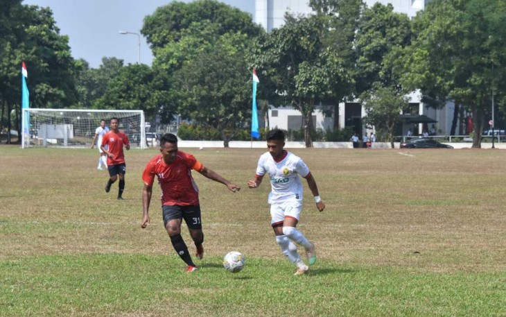 Pemain PSAD (putih) saat menggiring bola dalam turnamen Piala Panglima TNI tahun 2023 di lapangan Trisila Mabesal Cilangkap, Jakarta, Jum'at (4/8)