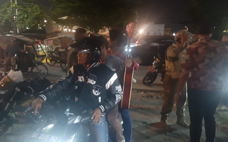 Pengamen jalanan dibawa petugas dalam razia gabungan Polsek Percut SeinTuan dan Satpol PP, Jum'at (4/8)