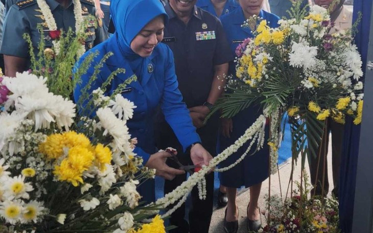 Ny Fera Muhammad Ali saat peresmian gedung TK Hang Tuah perwakilan Dumai, Kepulauan Riau, Jum'at (4/8)