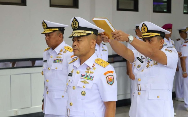 Laksamana Pertama TNI Singgih Sugianto diambil sumpah menjabat Kaskoarmada III Sorong, Sabtu (5/8)