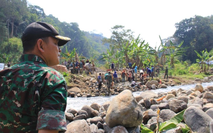 Dandim 0803/Madiun Letkol Inf Meina Helmi saat meninjau TMMD pembangunan jembatan antar desa, Minggu (6/8)