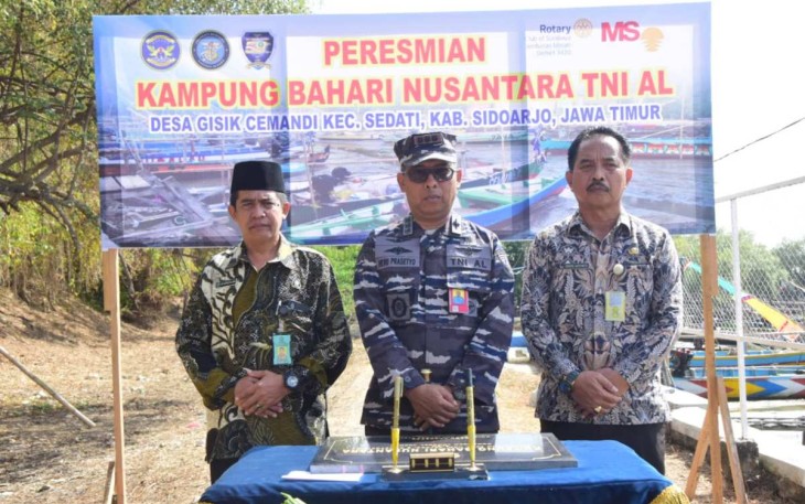Danlanudal Juanda Kolonel Laut (P) Heru Prasetyo saat mereamikan kampung bahari nusantara Gisik Cemandi, Sidoarjo, Selasa (8/8)