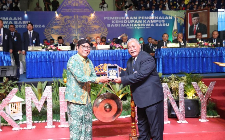 Mendes PDTT Abdul Halim Iskandar saat menerima cenderamata di Universitas Negeri Yogyakarta, Selasa (8/8)