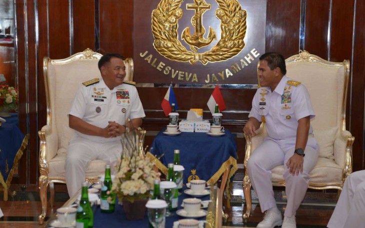Kasal Laksamana TNI Muhammad Ali bersama Kasal Filipina Vice Admiral Toribio Adaci Jr, di Mabesal Cilangkap, Jakarta, Selasa (8/8)