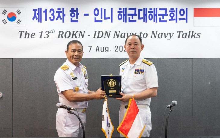 Asops Kasal Laksda TNI Denih Hendrata saat menerima cenderamata di Korea Selatan 