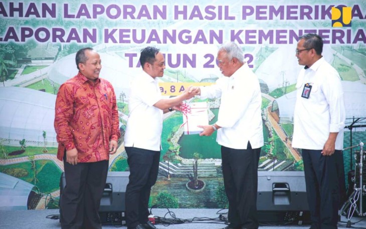 Menteri PUPR Basuki Hadimuljono saat menerima laporan audit dari BPK RI di Bogor, Selasa (8/8)