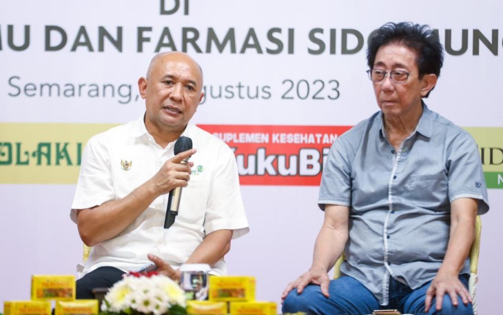 Menteri Teten Masduki bersama Presdir PT Sido Muncul Irwan Hidayat di Semarang, Selasa (8/8)